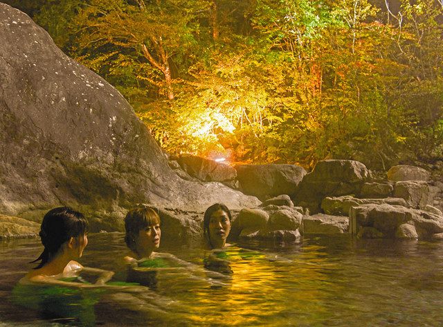 幻想的な景色 湯船で堪能 新穂高温泉一帯で紅葉の夜間ライトアップ始まる 中日新聞web