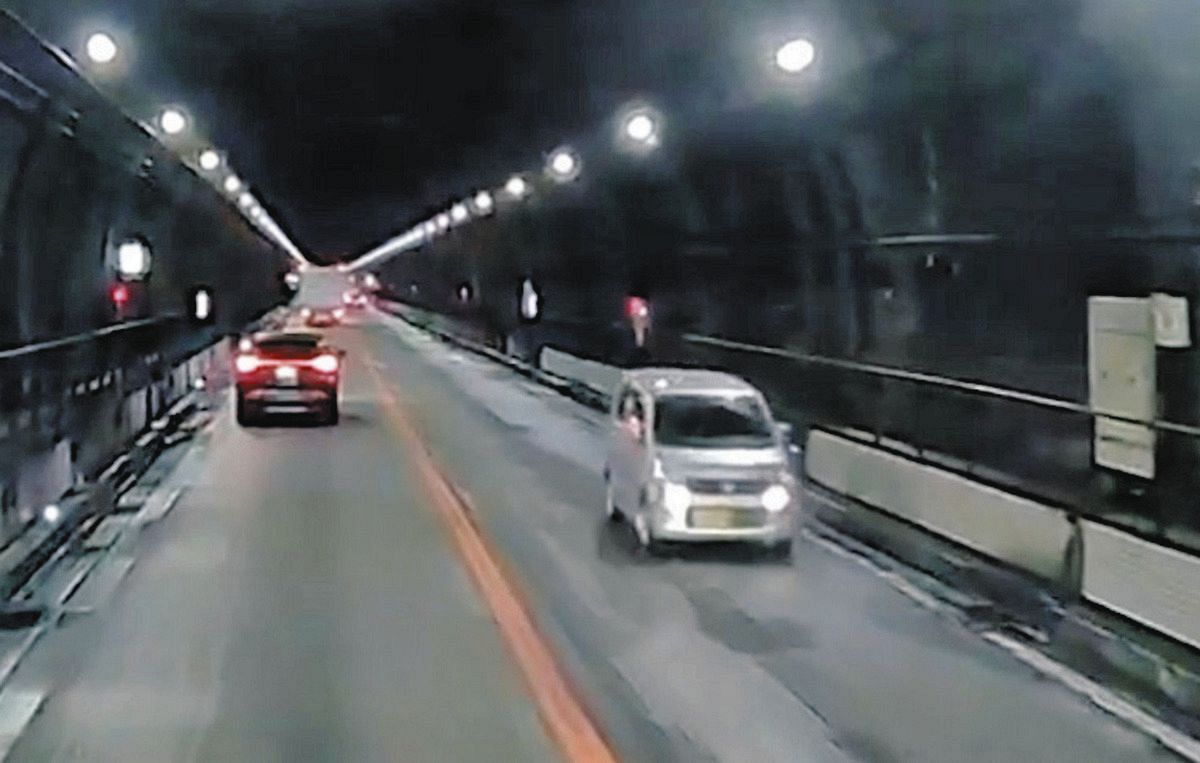 中央自動車道下り線の恵那山トンネルを逆走する軽乗用車＝11日午後1時ごろ（目撃者提供）