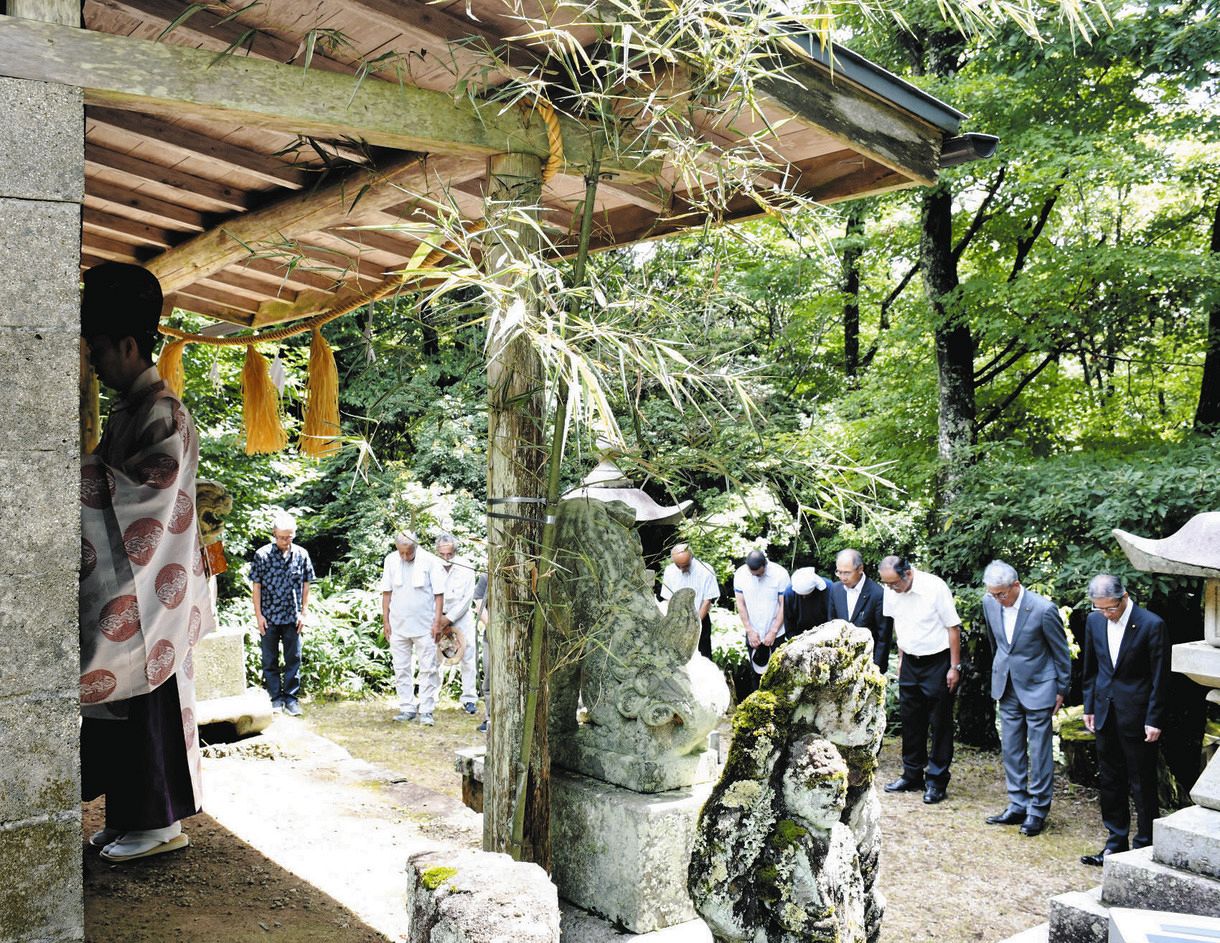 安全を祈願して神事に臨む関係者ら＝土岐市鶴里町の三国山キャンプ場で
