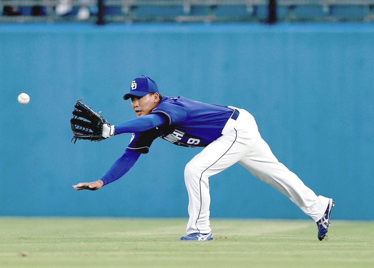 中日 球界最年長 福留 気迫のダイブ ヤクルト青木の痛烈な打球を好捕するファインプレーに拍手 中日スポーツ 東京中日スポーツ