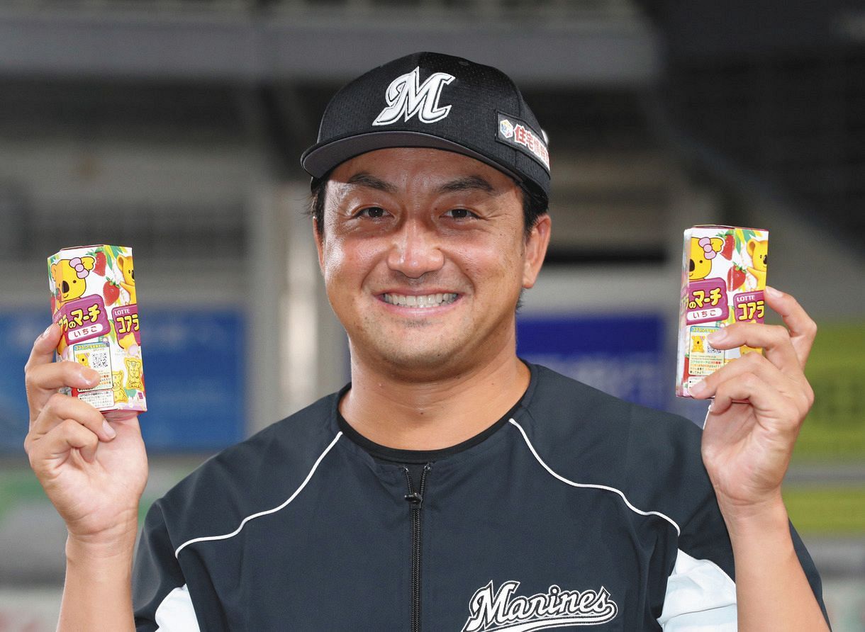 写真 コアラのマーチを手に笑顔あふれる沢村 中日スポーツ 東京中日スポーツ