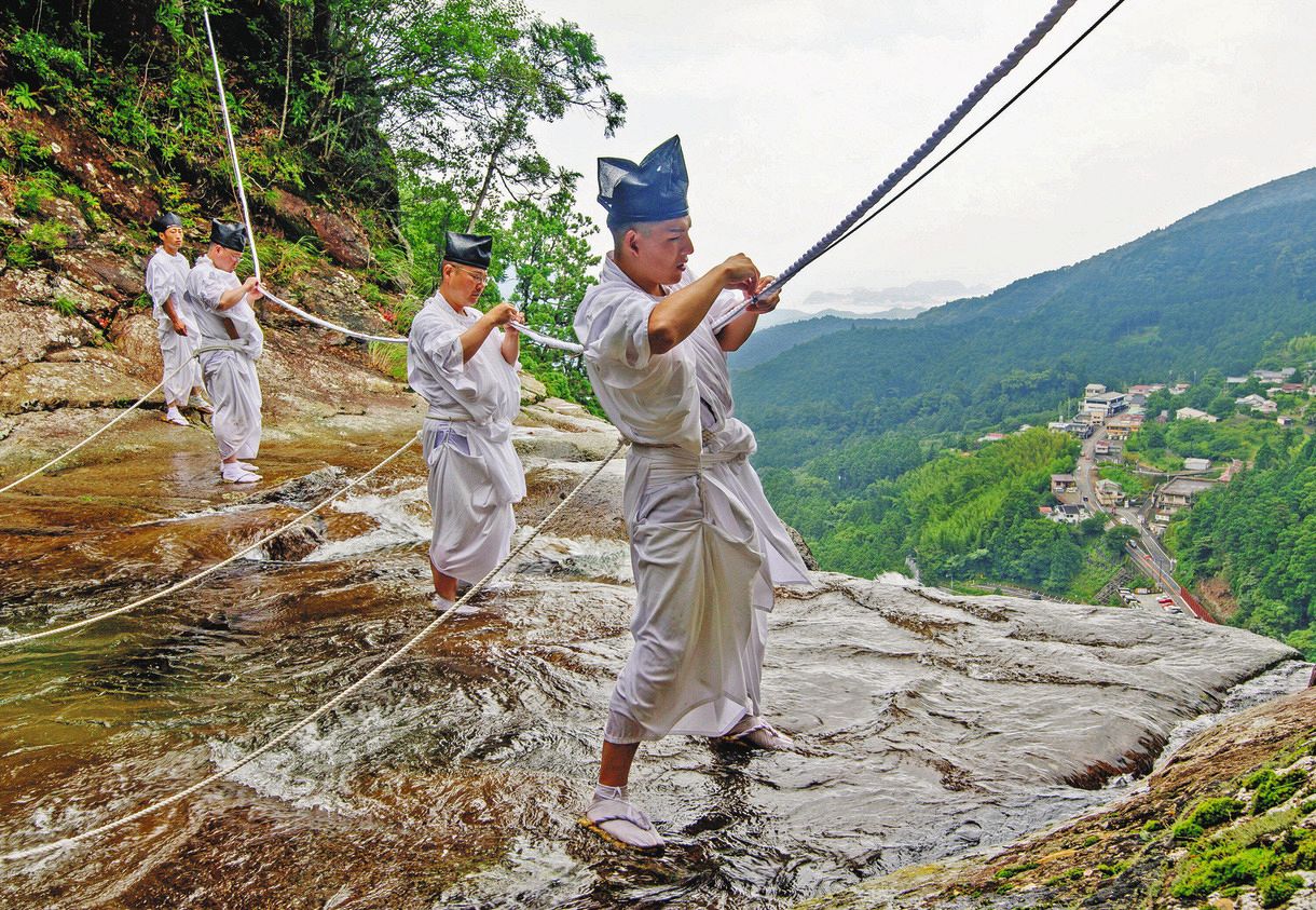 那智の滝で大しめ縄の張り替え 14日の火祭りを前に神職ら作業：中日 
