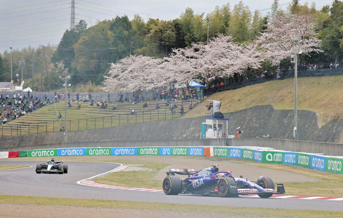 F1日本グランプリ開幕！桜舞い散る中、マシン爆音 角田裕毅選手の