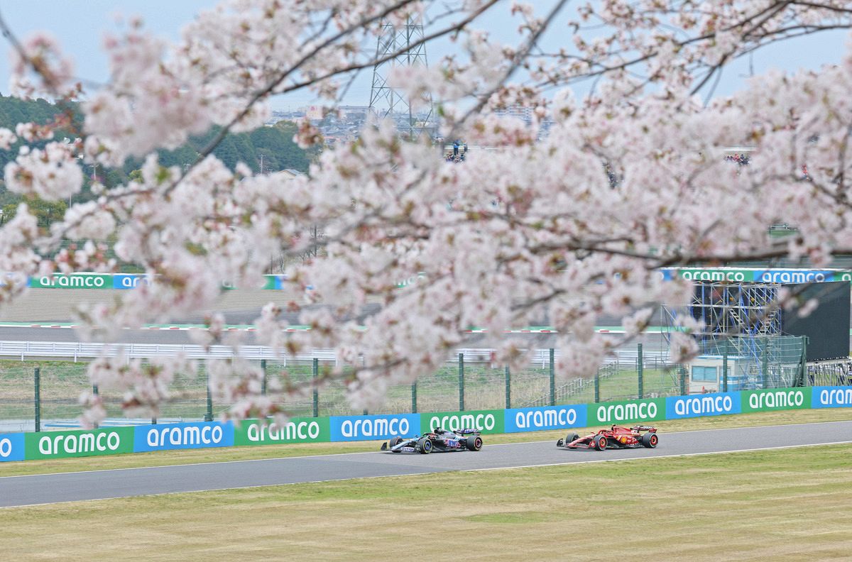 F1日本グランプリ開幕！桜舞い散る中、マシン爆音 角田裕毅選手の