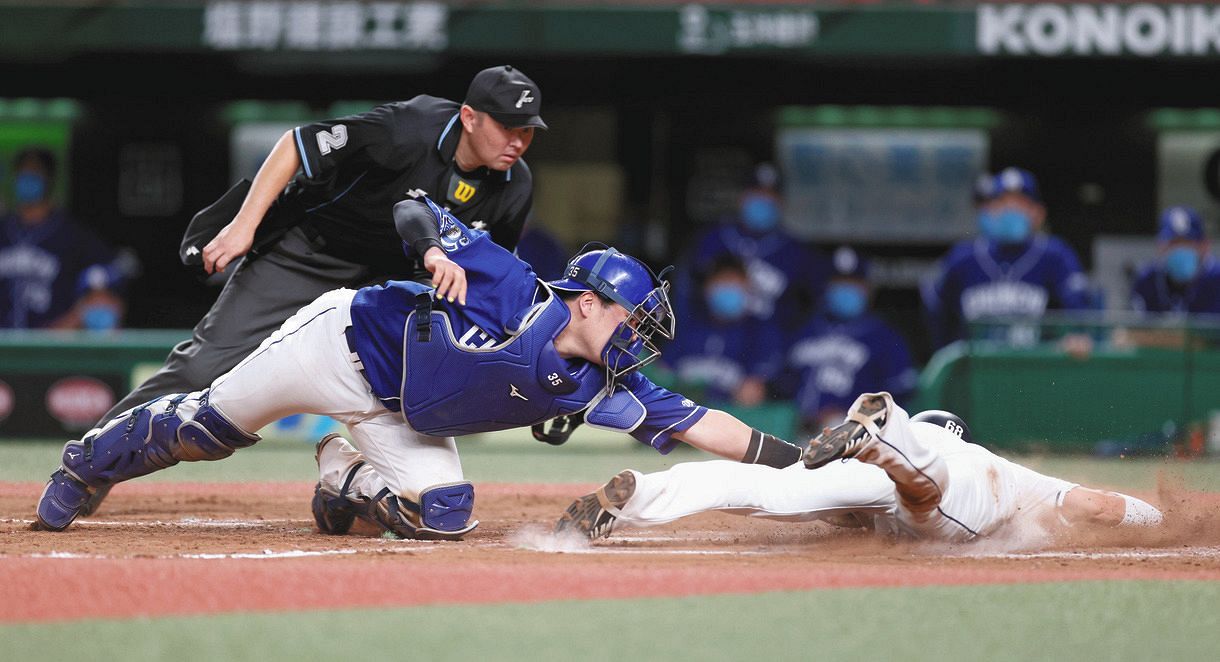 又吉ヒヤヒヤの7s あわや同点の本塁クロスプレー 西武リクエストも判定覆らずアウトで試合終了 中日スポーツ 東京中日スポーツ 又吉ヒヤヒヤの7s あわや同点の本塁クロスプレー 西武リクエストも判定覆らずアウトで試合終了 中日スポーツ 東京中日スポーツ