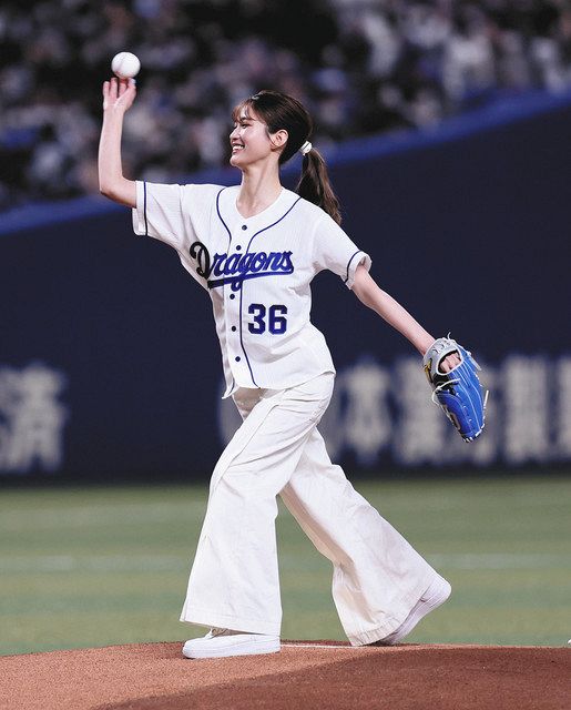 写真】生見愛瑠 初めて始球式を務めるる：中日スポーツ・東京中日スポーツ