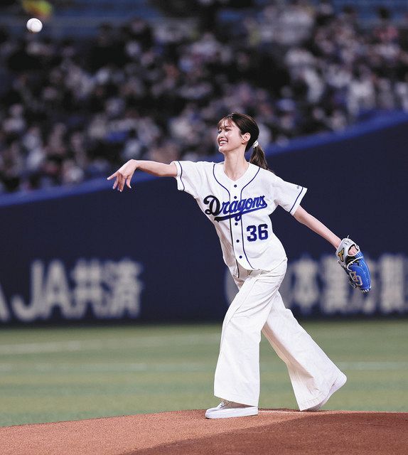 写真】生見愛瑠 初めて始球式を務めるる：中日スポーツ・東京中日スポーツ