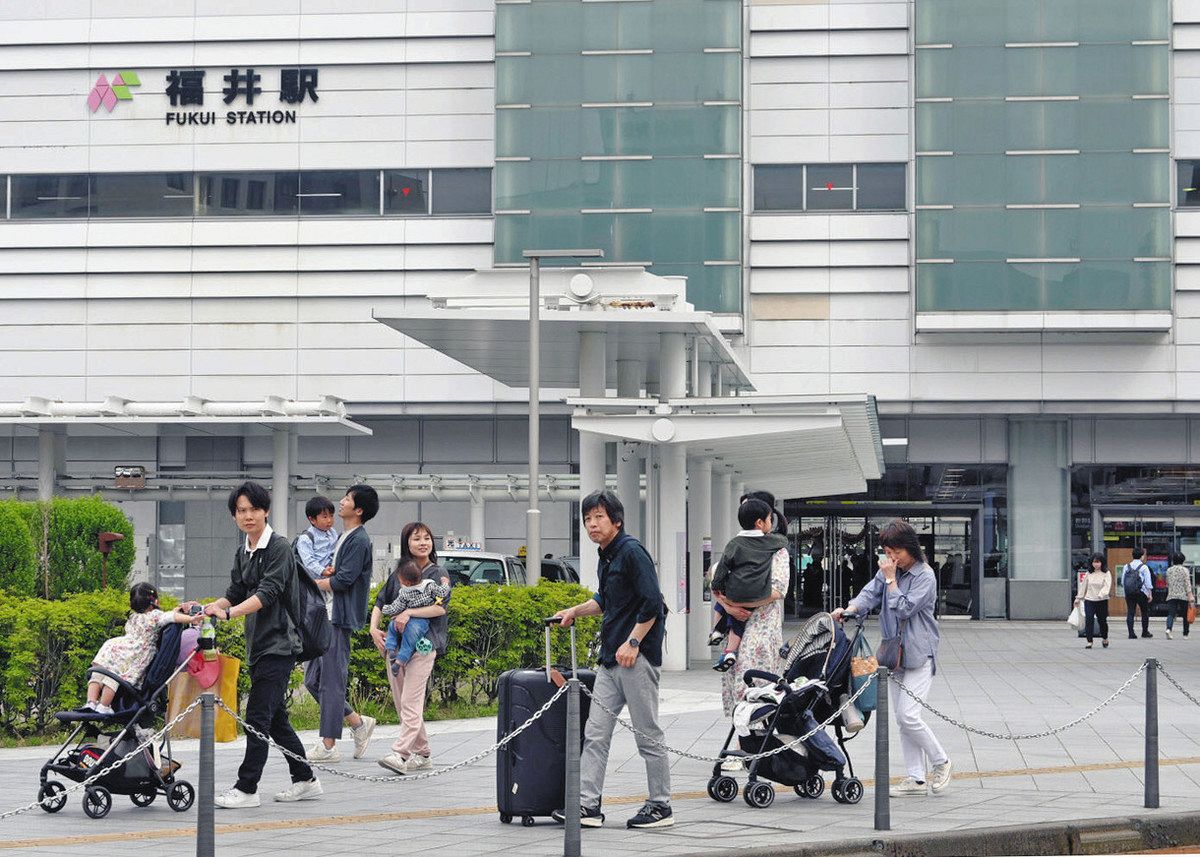 福井駅周辺ではキャリーケースを持って歩く家族連れの姿が見られた＝２６日、福井市中央１で 