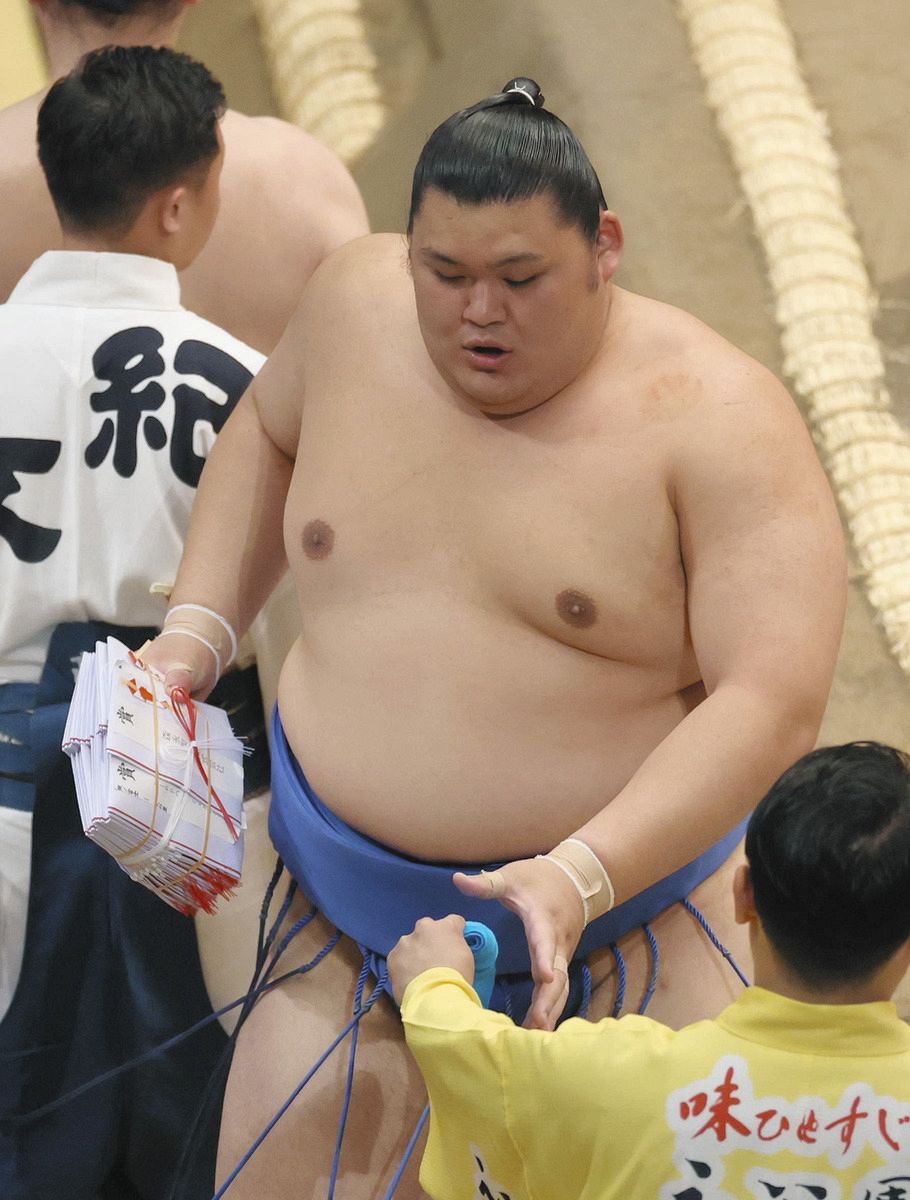 大の里、”まげ”初陣で横綱照ノ富士撃破 『母の日』黒星デビューの1年