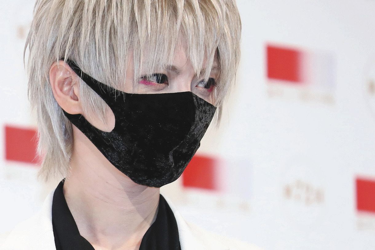 まふまふテレビでの初歌唱で初めて 素顔 披露 念願のステージで公約通りマスクを外す 紅白歌合戦 中日スポーツ 東京中日スポーツ