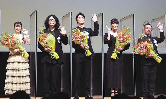 第１２回ＴＡＭＡ映画賞の各賞を受賞した（左から）森七菜、岩井俊二監督、福山雅治、水川あさみ、濱田岳