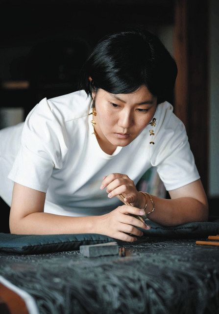 祖父が生み出し、孫が新たな芸術に 伊勢型紙彫型画作家・大杉華桜さん