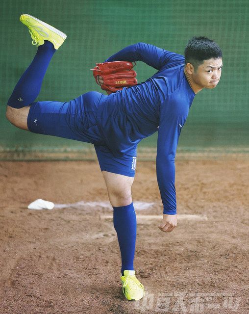 ブルペンで投球練習する根尾