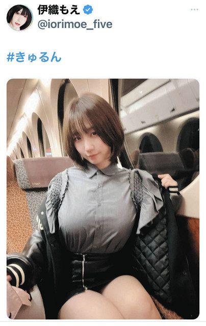 写真】伊織もえが列車内で「＃きゅるん」：中日スポーツ・東京中日スポーツ
