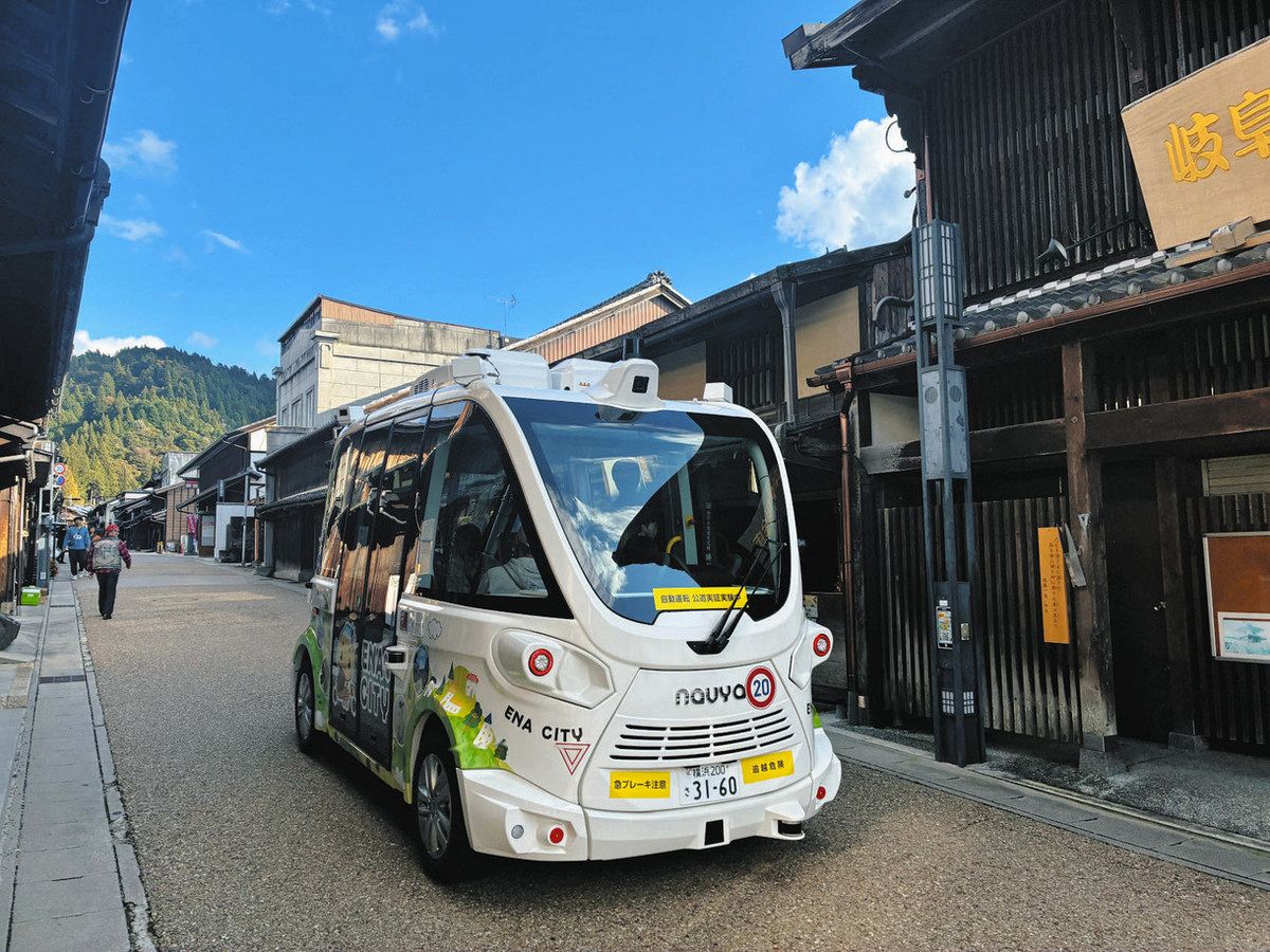昨年度に実施された自動運転バスの実証実験＝恵那市岩村町で（市提供）