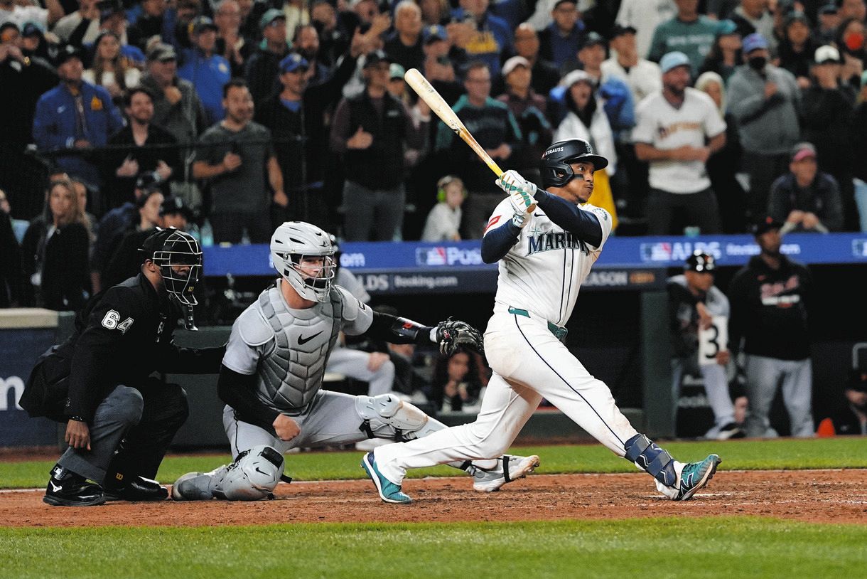 マリナーズ、延長15回サヨナラ勝ちで地区シリーズ制覇…大魔神や