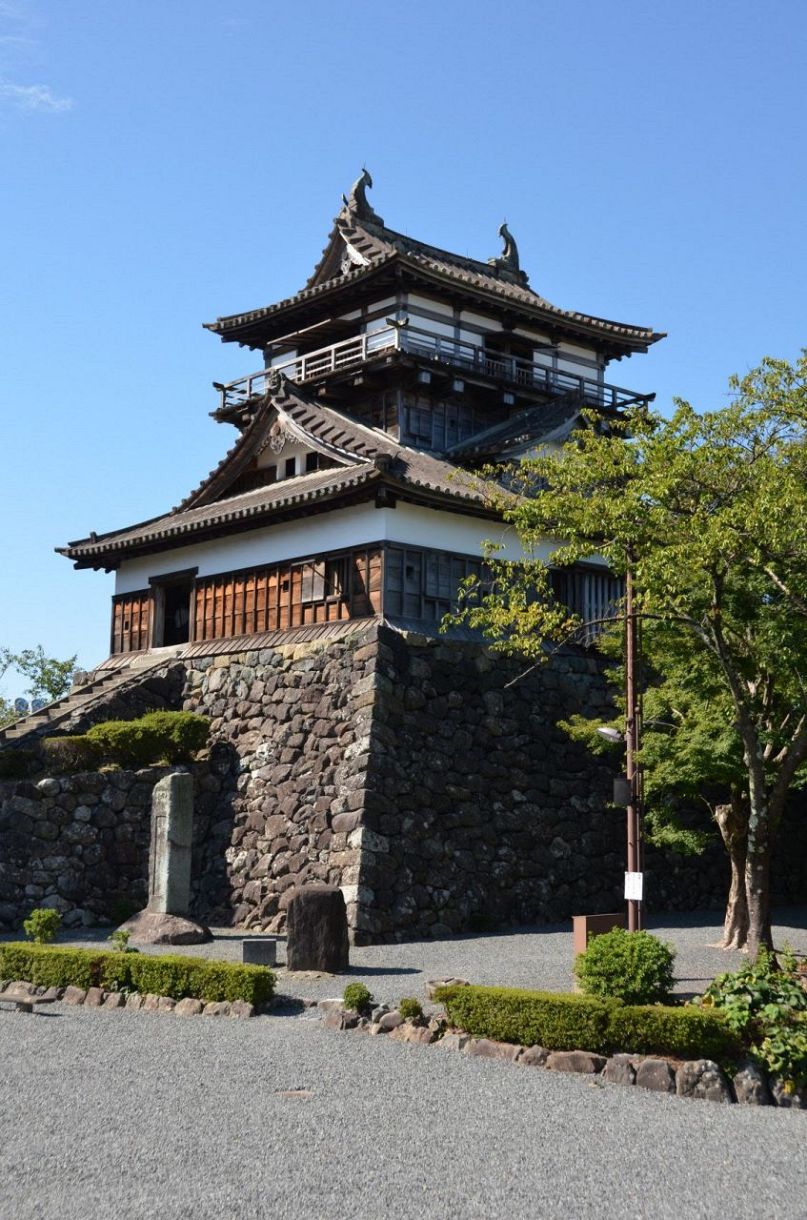 笏谷石の瓦現存唯一 天守を比較する：日刊県民福井Web