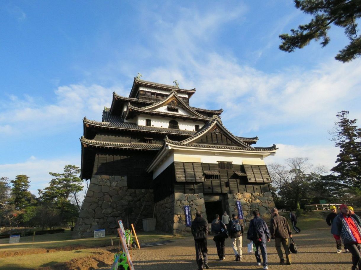 笏谷石の瓦現存唯一 天守を比較する：日刊県民福井Web