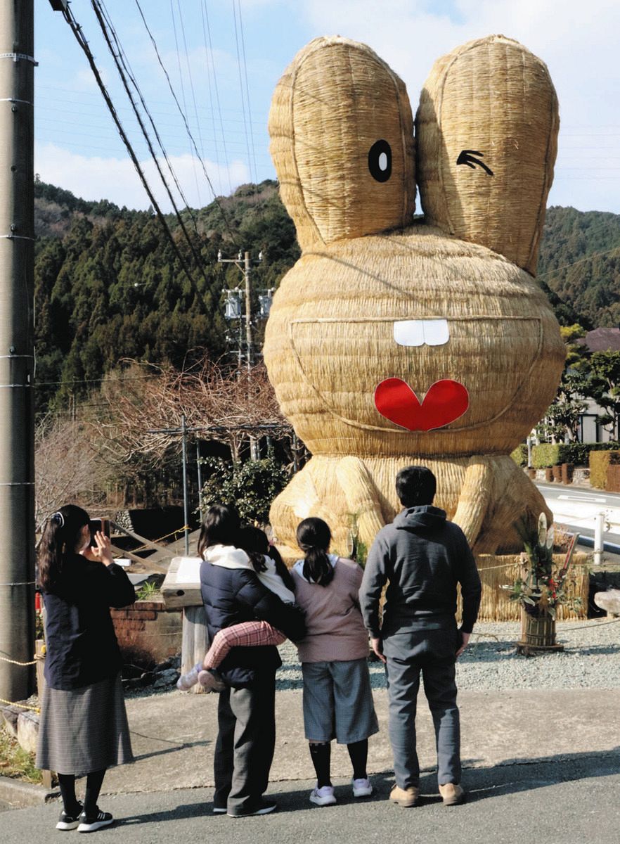 巨大なカエルで不安定な世の中を変える！ 過去最大7メートル藁の