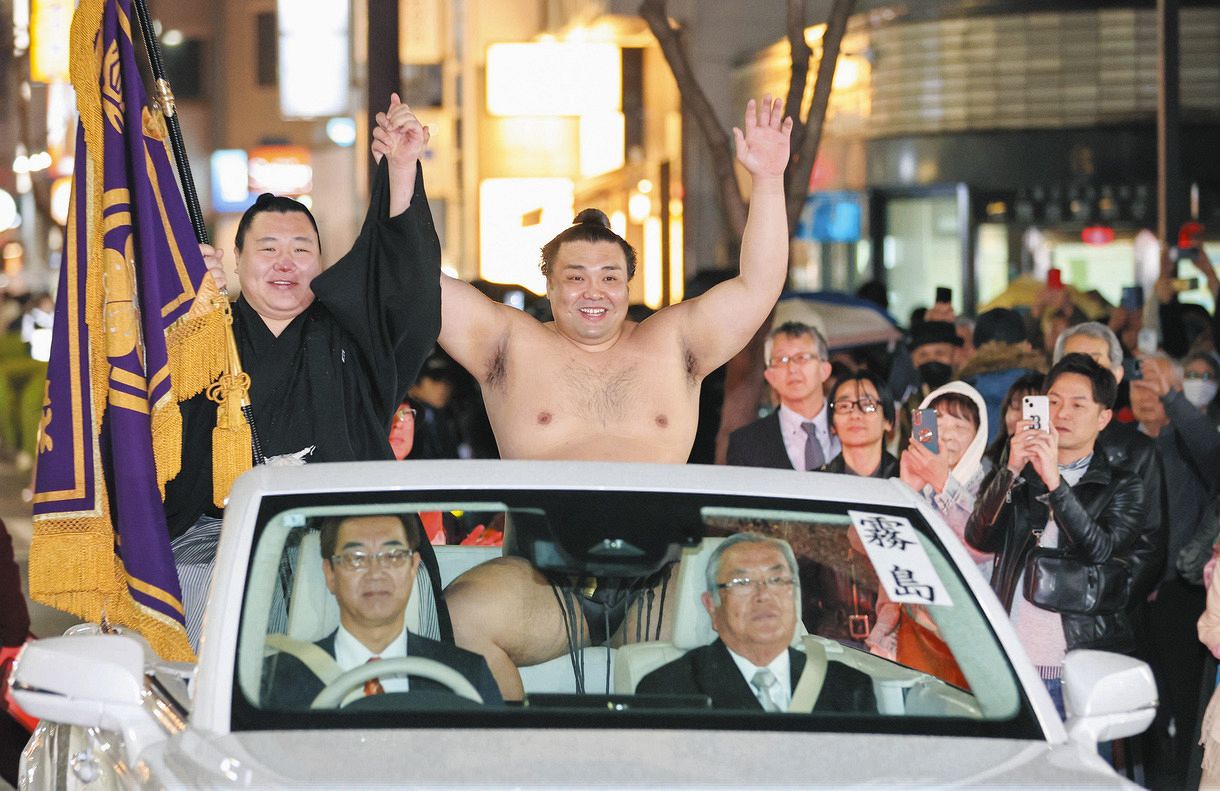 締め込み姿で優勝パレードを行う霧島