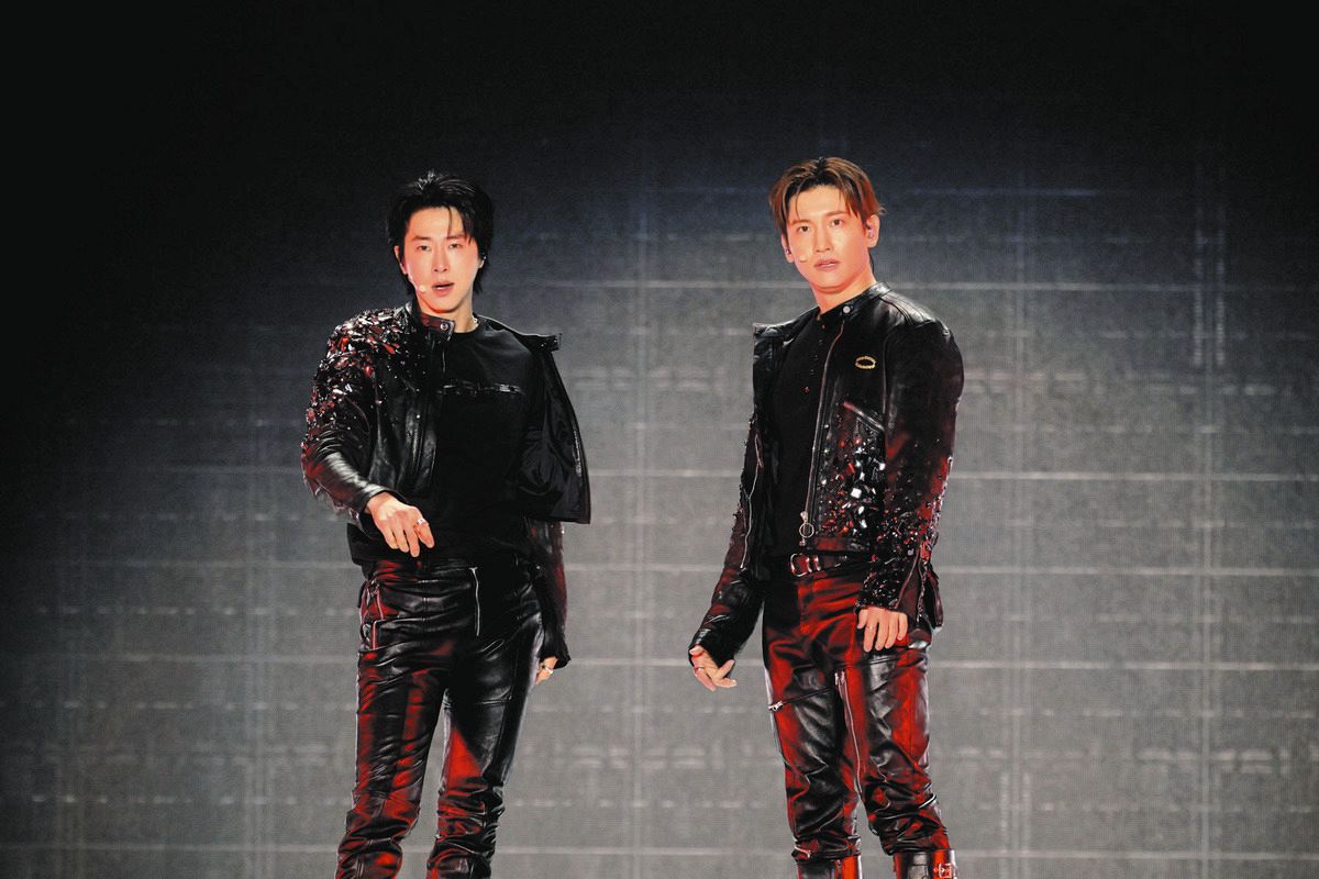 東方神起 「SMTOWN LIVE」のトップバッターで「Rising Sun」 詰めかけ