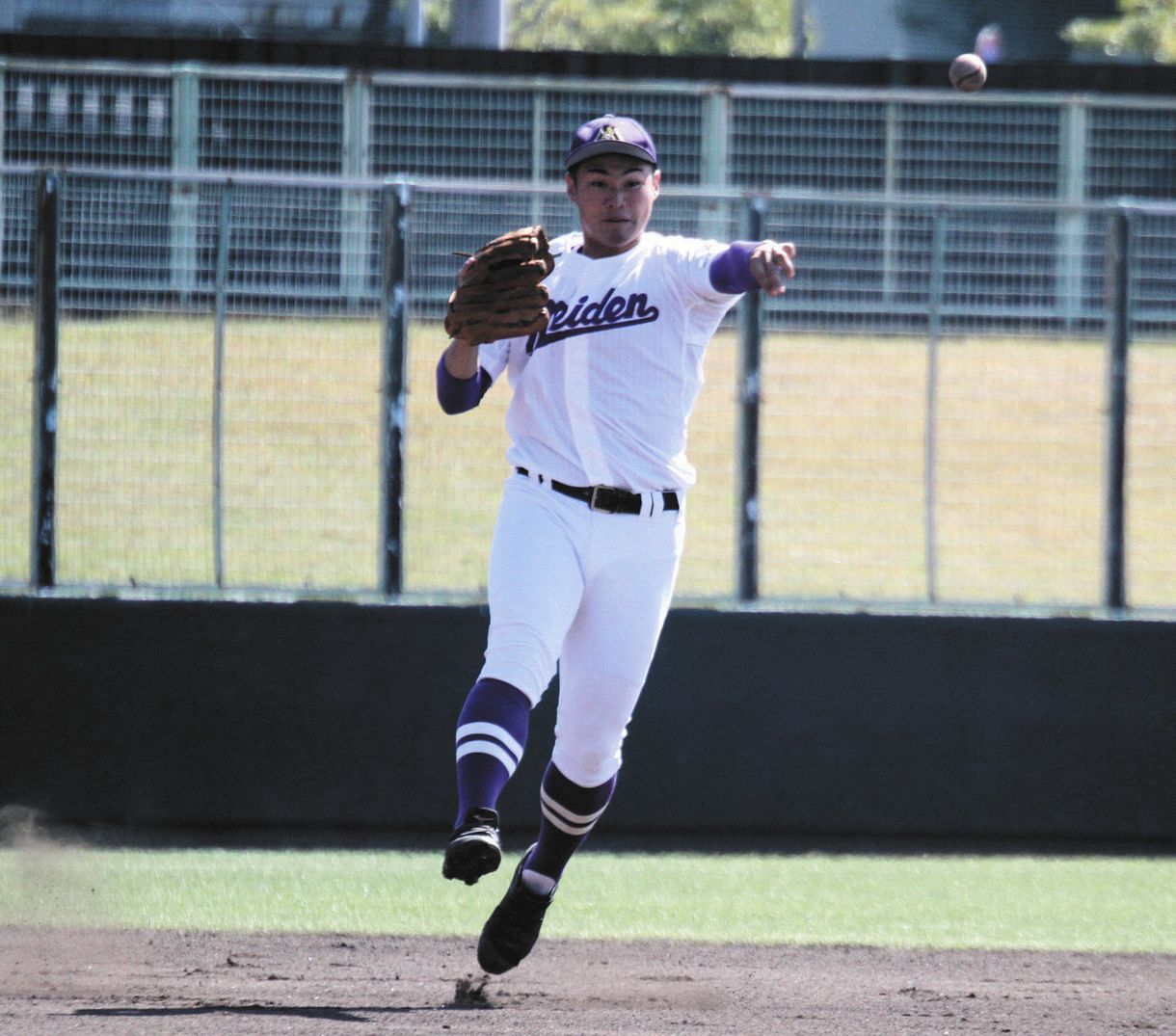 写真 強豪校異例の 左投げ三塁手 田村のジャンピングスロー 中日スポーツ 東京中日スポーツ