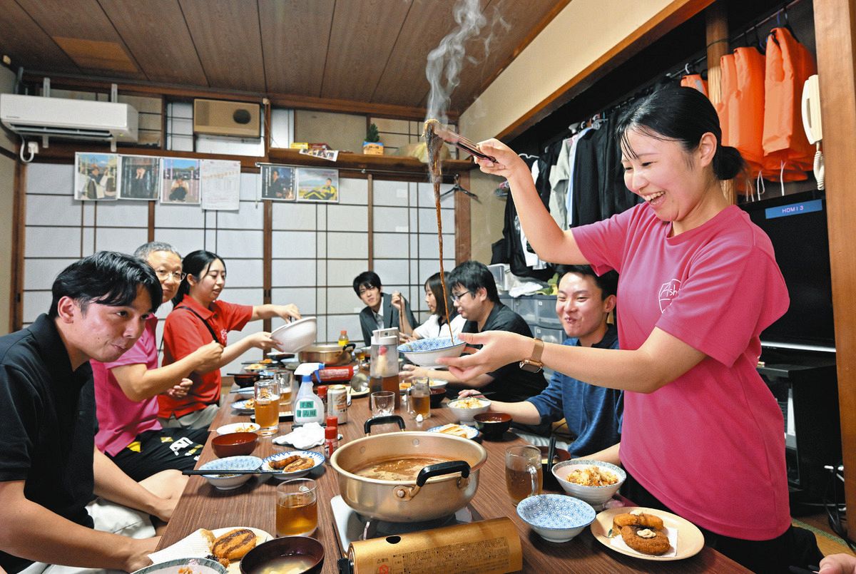 鍋で温めた「もずくみそ」を食べる先生たち