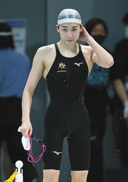 女子50メートル自由形で2位となり、引き揚げる池江璃花子