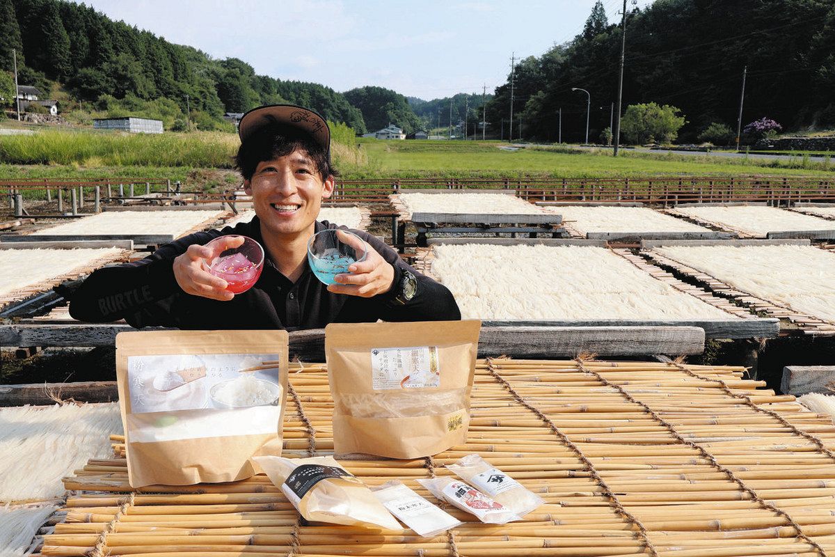 伝統の細寒天づくりと合わせて一般消費者用の商品開発に力を入れる佐々木さん＝恵那市山岡町の山サ寒天産業で
