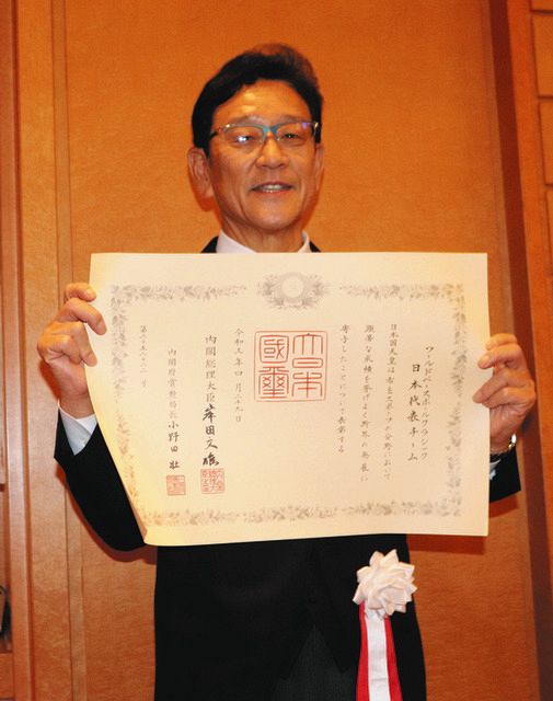 侍ジャパン・栗山英樹監督、紫綬褒章伝達式での国歌斉唱に