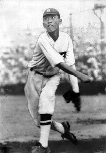 最大80％オフ 甲子園の土」物語…持ち帰り第1号は誰？米統治下の沖縄からの出場 スポーツ選手