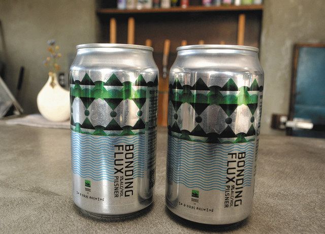 新発売のクラフトビール「ＢＯＮＤＩＮＧ　ＦＬＵＸ」＝伊那市西箕輪で 