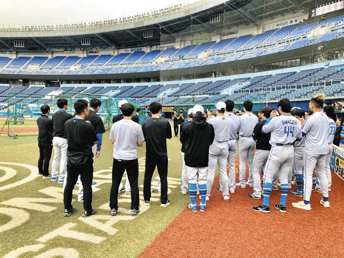 日本ハム、今季限り引退の若林晃弘が新庄監督やナインにあいさつ 