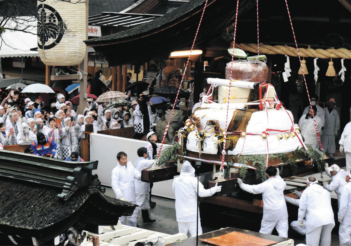 雨の中、大鏡餅パレード 「国府宮はだか祭」前に奉賛会が奉納：中日新聞Web