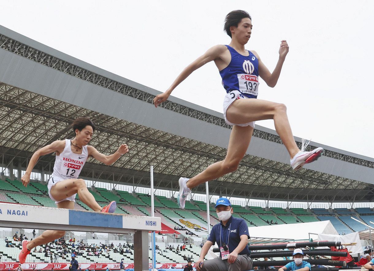 男子3000メートル障害　8分15秒99の日本新記録をマークして優勝し、東京五輪代表に決まった三浦龍司（右）。左は3位の青木涼真