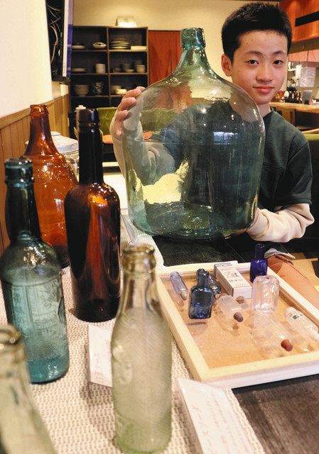 ガラス瓶 輝くレトロ感 明治－昭和の70点 白山で展示：北陸中日新聞Web