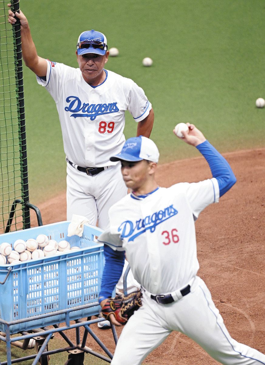中日ドラゴンズ監督　井上一樹中日ドラゴンズ2004年ペナントレース記念パネル 新監督の井上一樹にファンが期待する“どん底ドラゴンズ”再建への