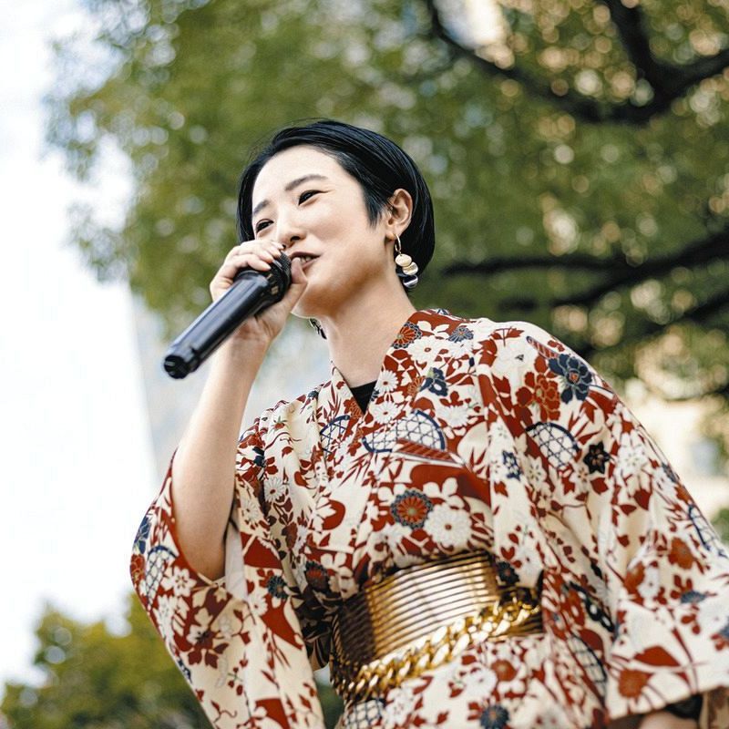歌人、仮面舞踏会へゆく 野口あや子さんがウィーンの社交界にデビュー
