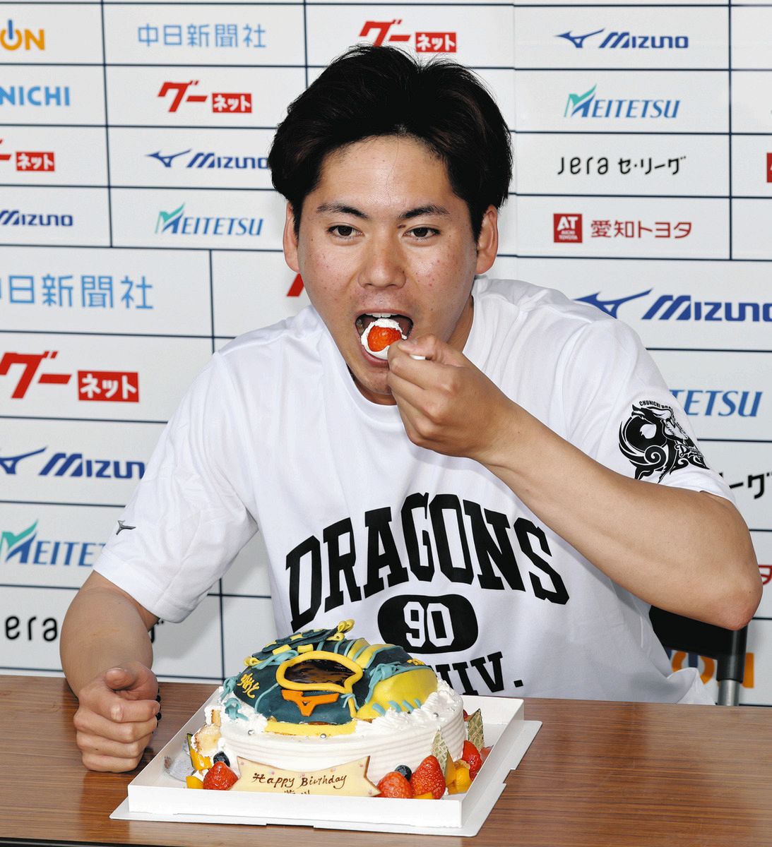中日・金丸夢斗、キャンプ初日に23歳に「うん、おいしいまる！」自身の