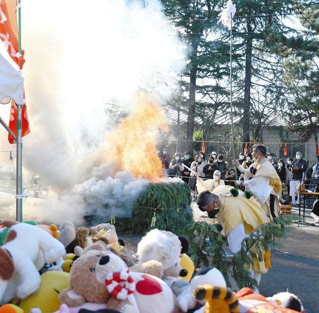 思い出の人形に感謝 近江八幡 長光寺で護摩供養 中日新聞web