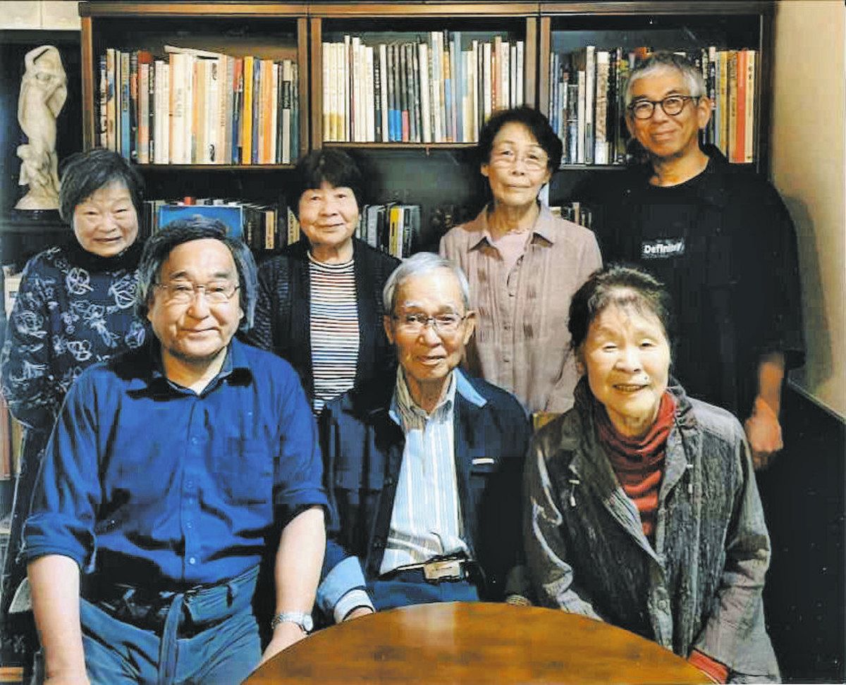 「星夜思」を創刊した田中さん（前列左）と同人ら＝中津川市で