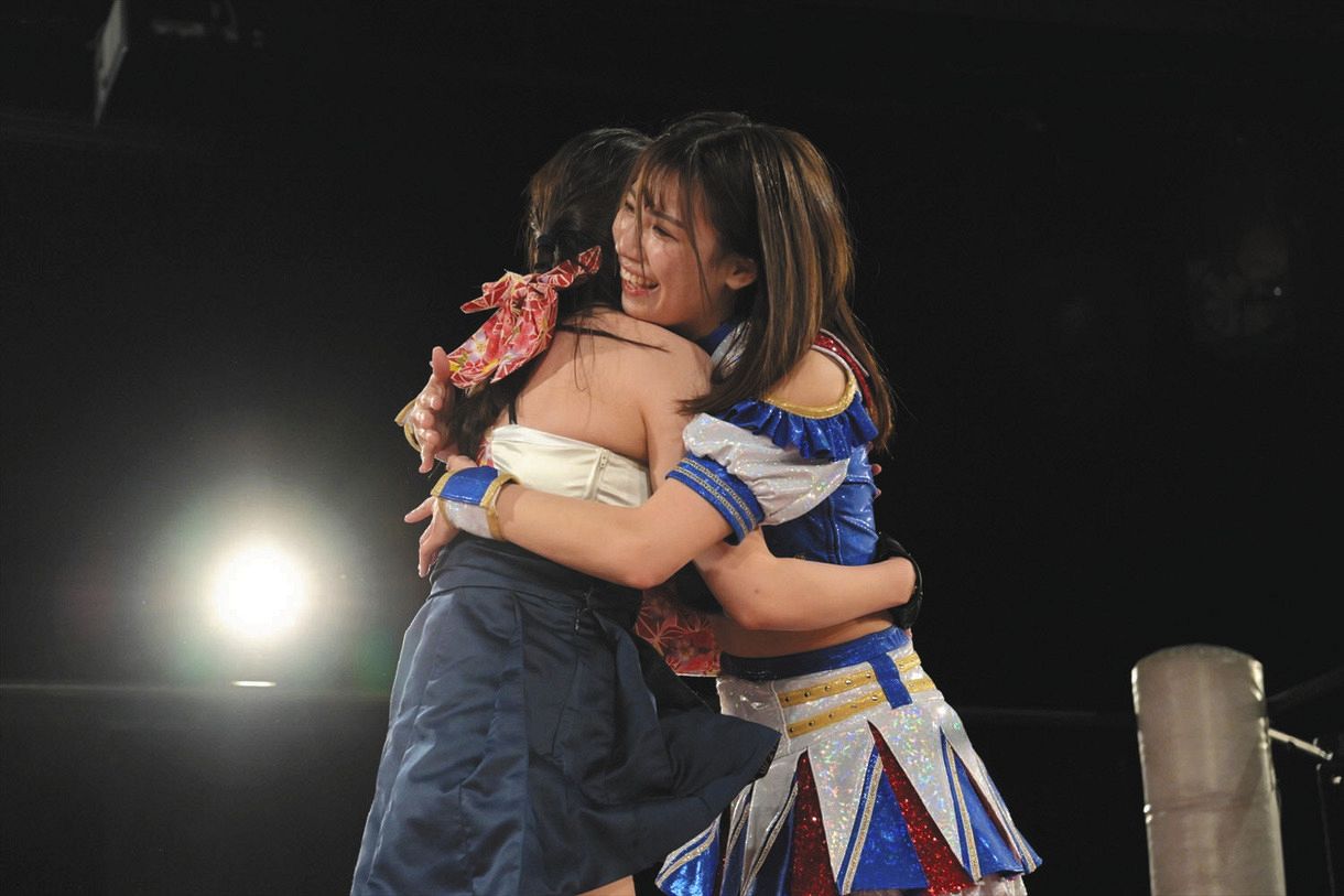 準決勝進出を決め、タッグを組む宮本もかと抱き合う荒井優希（右）©東京女子プロレス