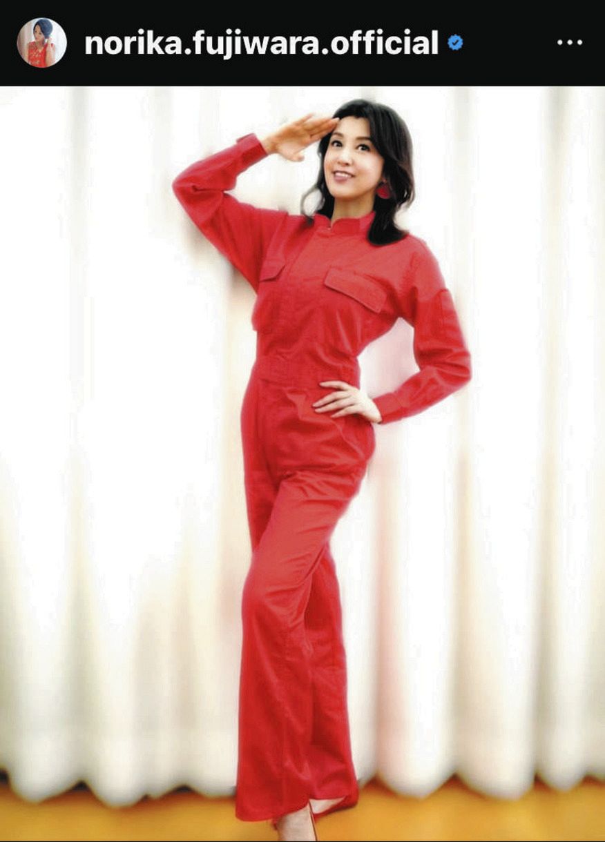 写真】ドレスに見える…「赤いつなぎ」の藤原紀香：中日スポーツ・東京