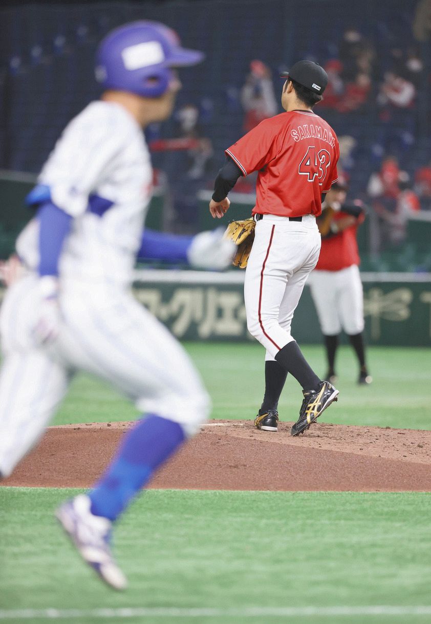 Honda熊本―東邦ガス　4回表Honda熊本無死、稲垣（手前）に先制本塁打を打たれる東邦ガス・坂巻