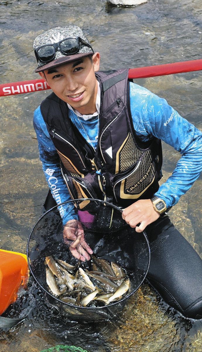 解禁日に３７匹のアユ釣果を見せる河合大樹さん
