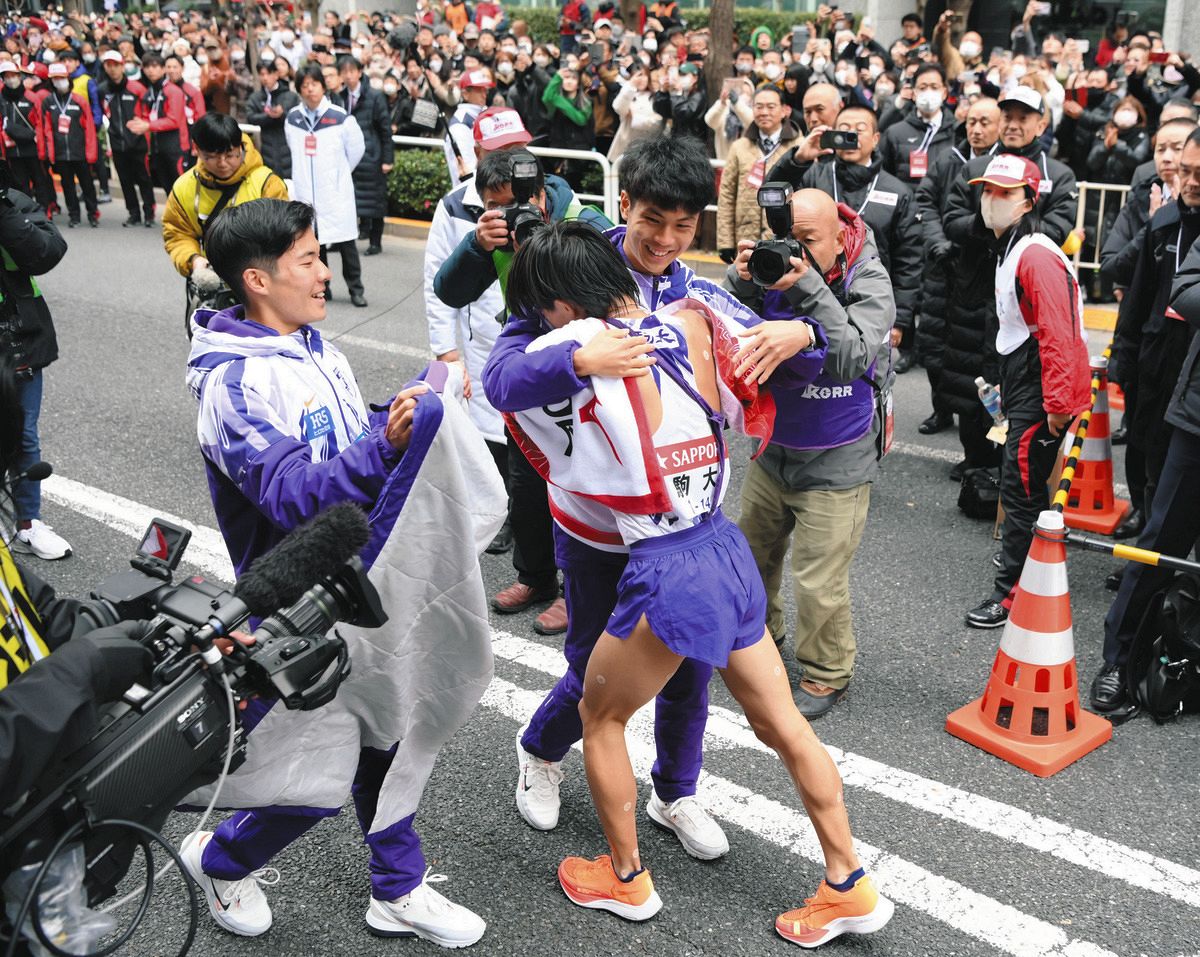 駒澤大学、史上初の2年連続「学生駅伝3冠」の夢散る 藤田監督は責任