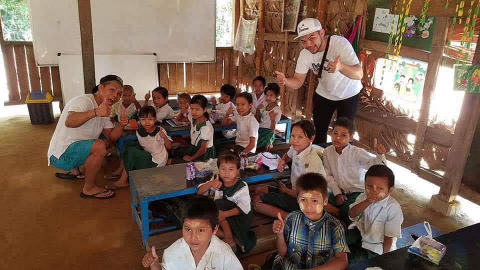 ヤンゴン郊外の小学校を訪問する渡慶次＝２０１８年１２月（本人提供）