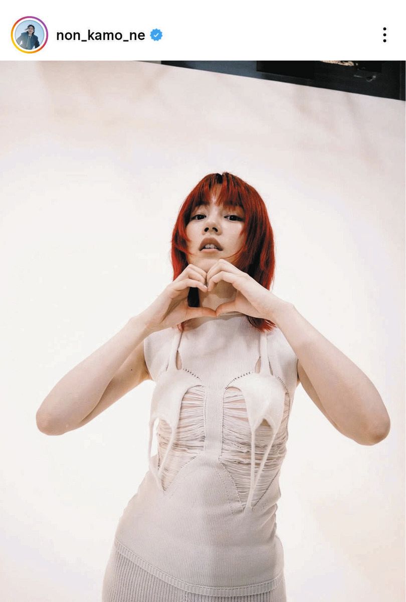 ◇のん、攻めの赤髪＆白ニットドレスショット【写真】：中日スポーツ