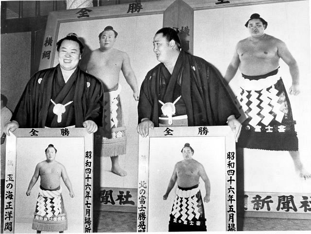 優勝額の贈呈式で、笑顔で顔を見合わす玉の海（左）と北の富士＝1971年9月、蔵前国技館で