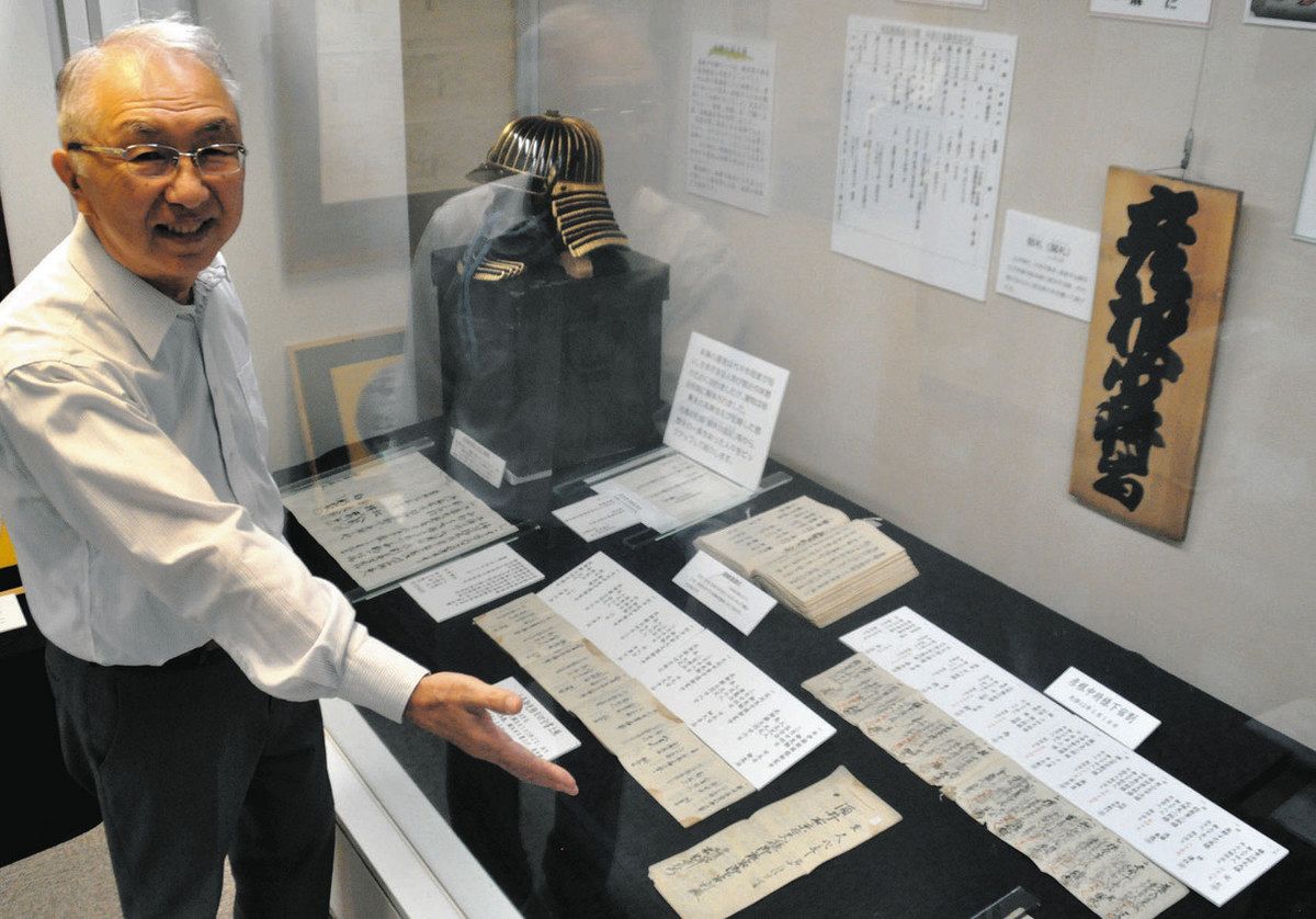 中津川宿本陣の資料を紹介する所館長＝中津川市の中山道歴史資料館で